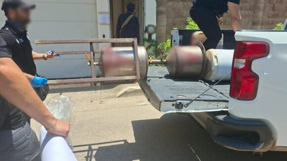 Aseguran 200 litros de metanfetamina en cateo y detienen a hombre armado, en operativos en Culiacán