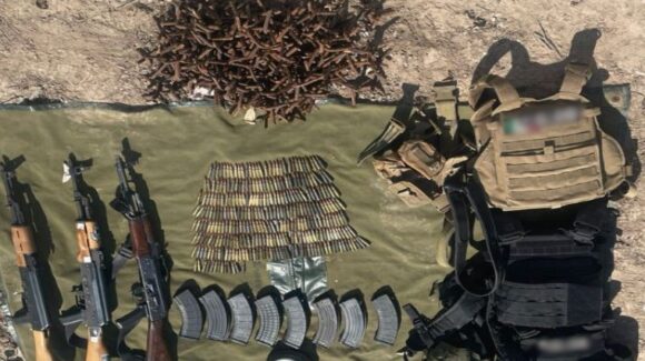 En operativo en Eldorado aseguran autoridades una camioneta, equipo táctico y armas largas
