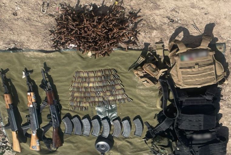En operativo en Eldorado aseguran autoridades una camioneta, equipo táctico y armas largas