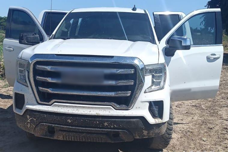 En operativo en Eldorado aseguran autoridades una camioneta, equipo táctico y armas largas