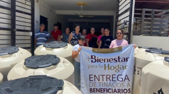 Entrega Gobierno de Mazatlán 60 tinacos a familias de la zona rural