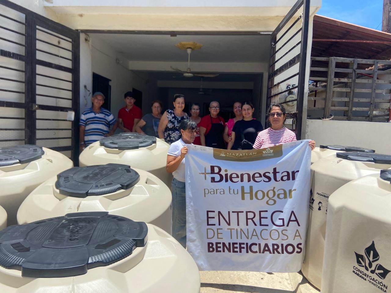 Entrega Gobierno de Mazatlán 60 tinacos a familias de la zona rural