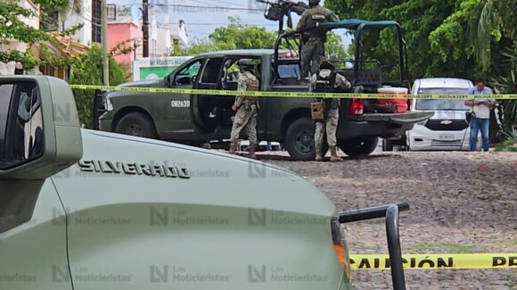 Envuelto en plásticos transparente encuentran a cadáver al sur de Culiacán