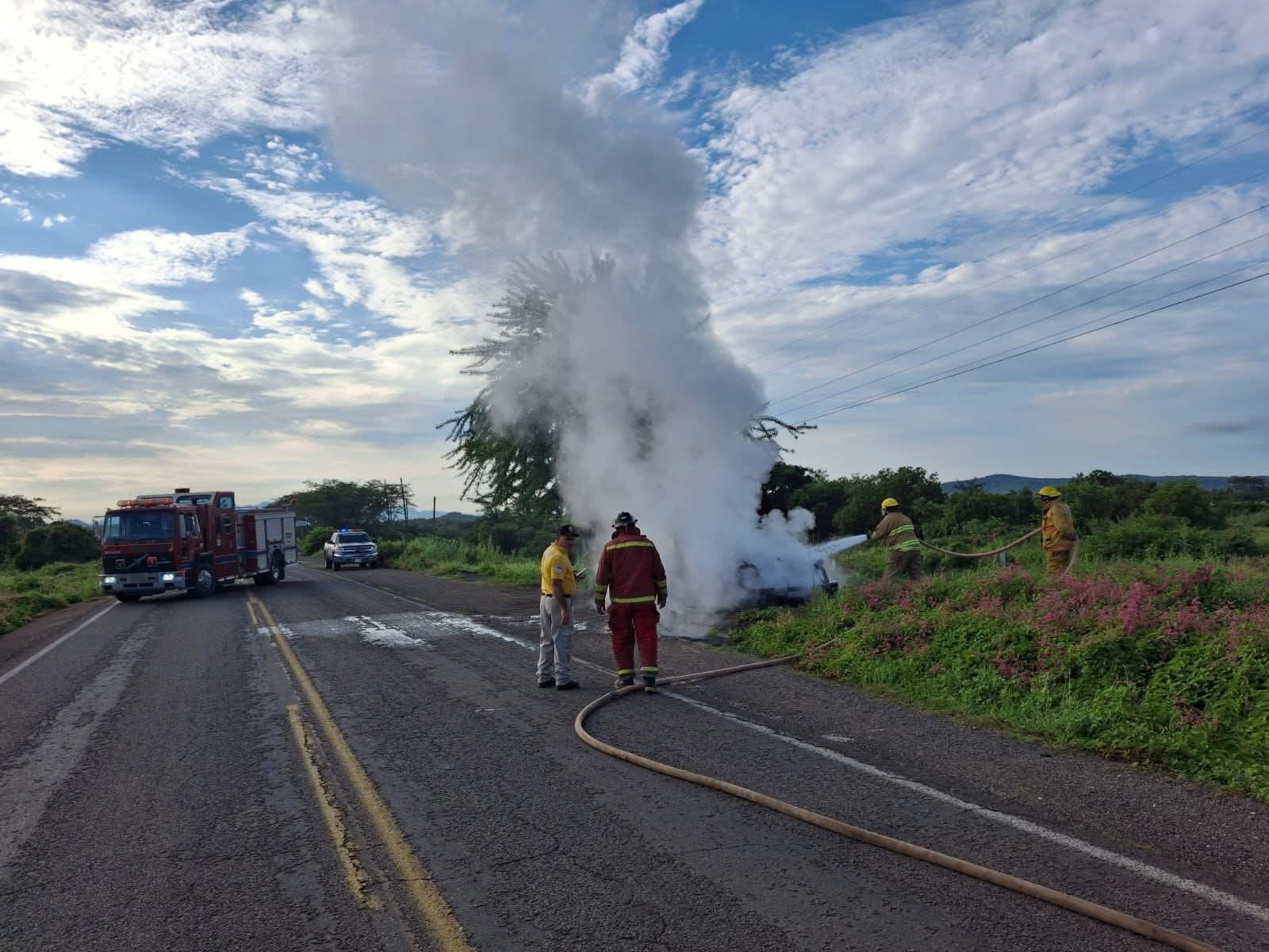 Falla mecánica provoca incendio en camioneta que transportaba cilindros de gas en El Rosario