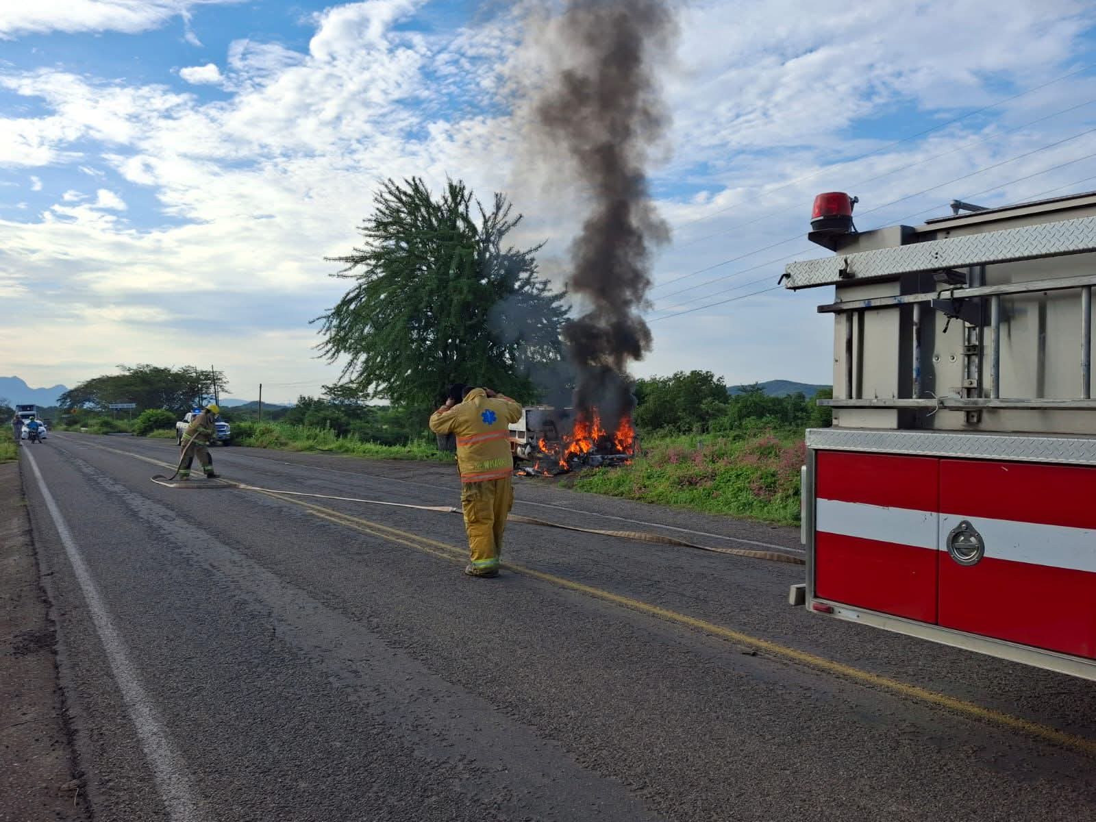 Falla mecánica provoca incendio en camioneta que transportaba cilindros de gas en El Rosario