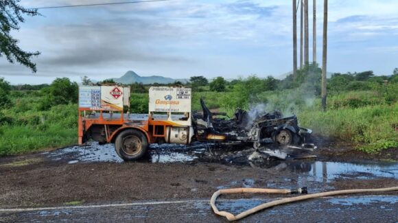 Falla mecánica provoca incendio en camioneta que transportaba cilindros de gas en El Rosario