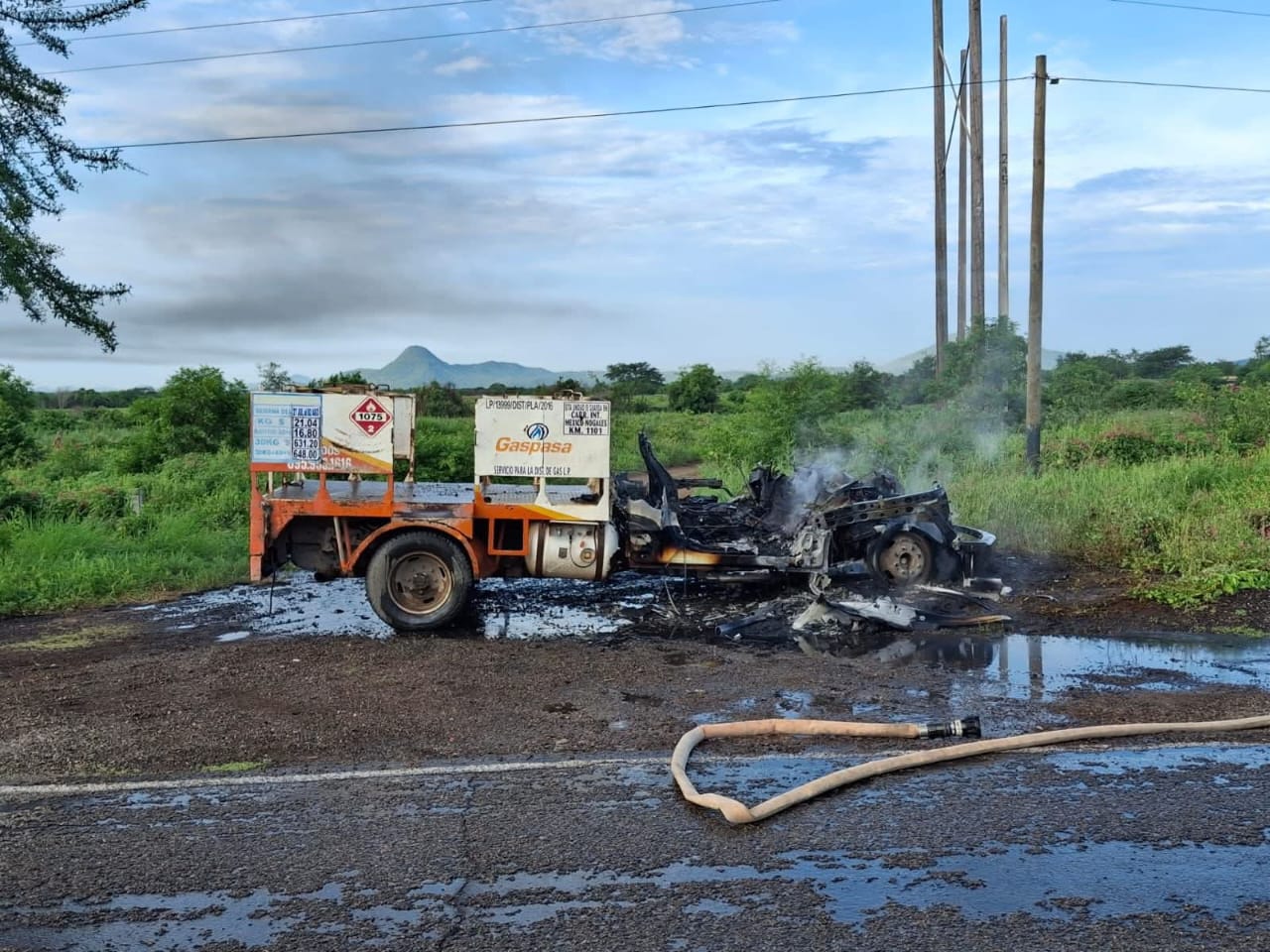 Falla mecánica provoca incendio en camioneta que transportaba cilindros de gas en El Rosario.