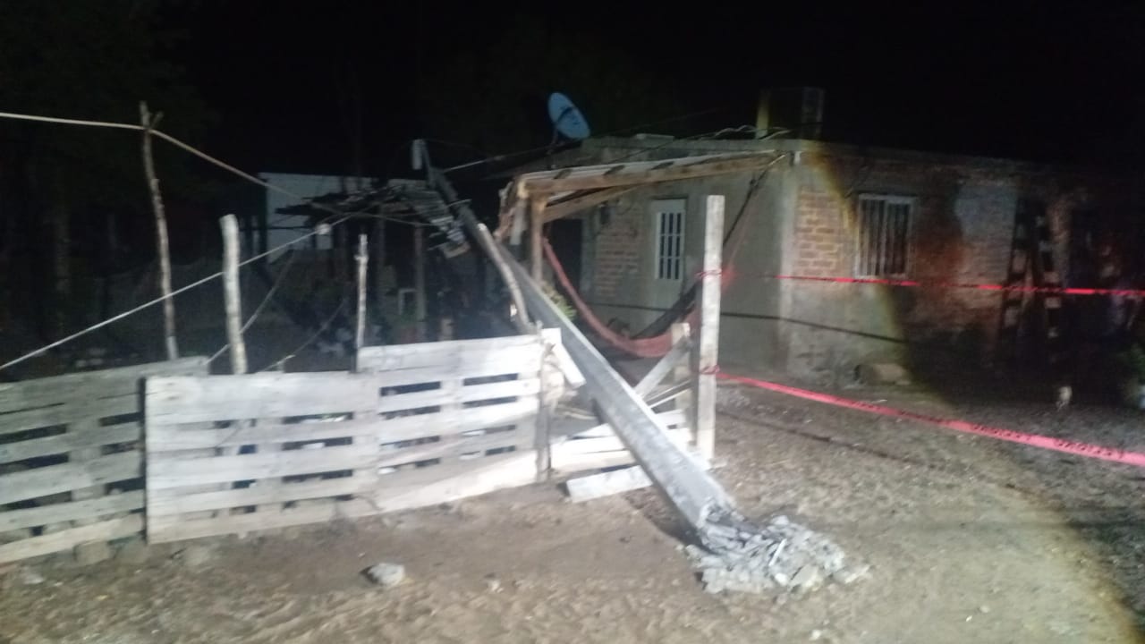 Fuertes vientos la noche de este domingo dejan estragos considerables en Guasave