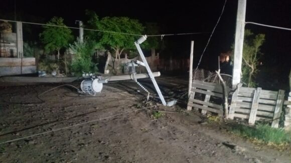 Fuertes vientos la noche de este domingo dejan estragos considerables en Guasave