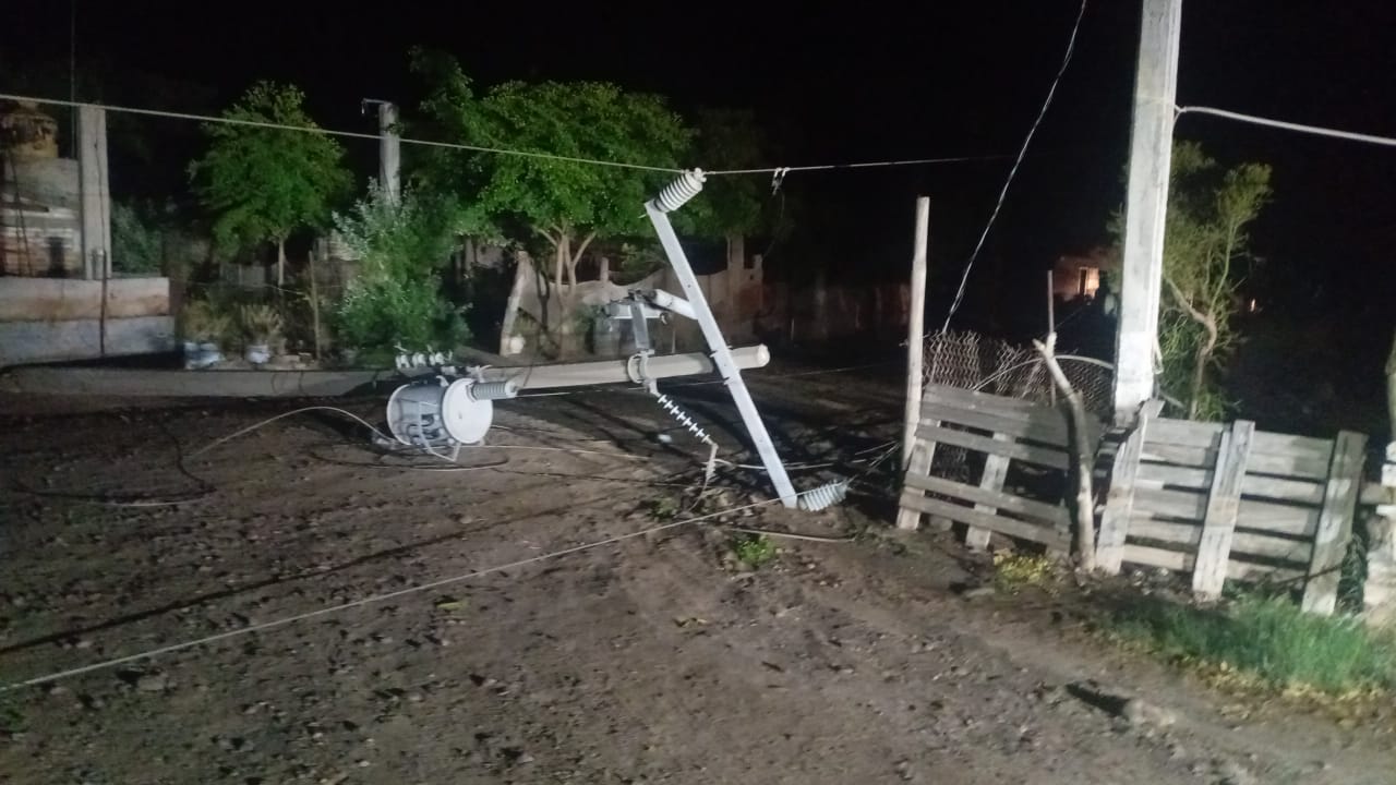 Fuertes vientos la noche de este domingo dejan estragos considerables en Guasave