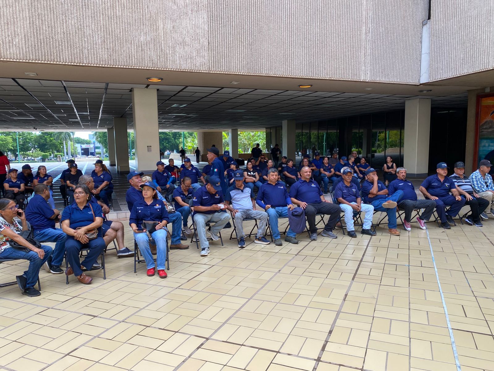 Guerreros Azules se manifiesta en Palacio de Gobierno