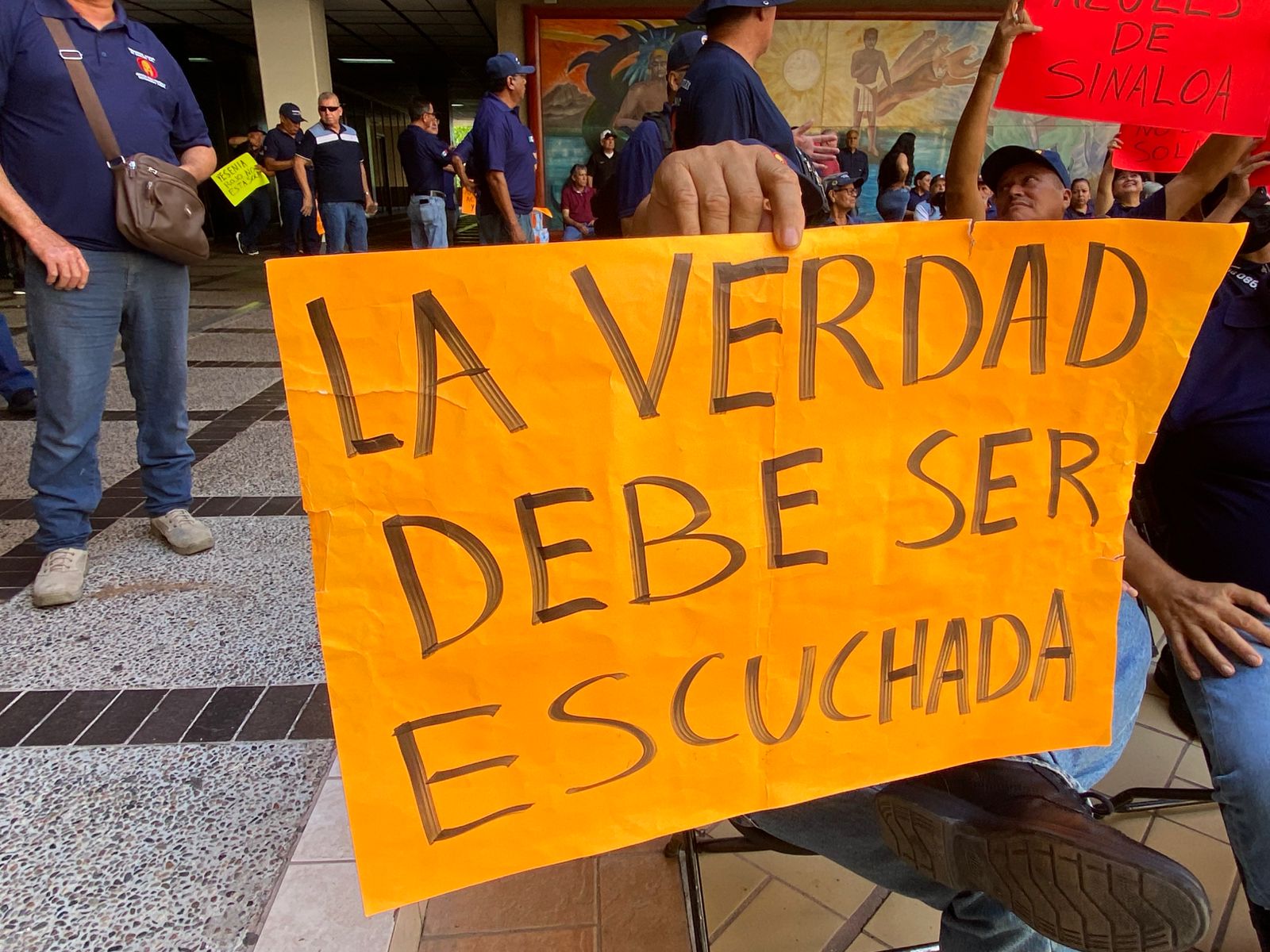 Guerreros Azules se manifiesta en Palacio de Gobierno