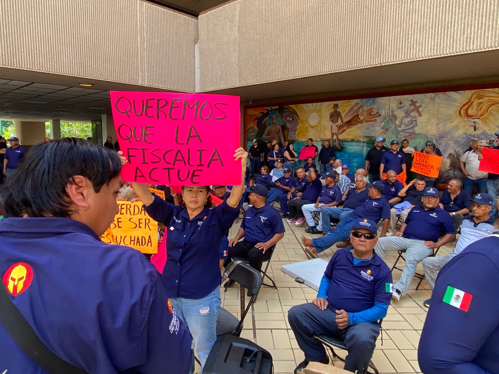 Guerreros Azules se manifiesta en Palacio de Gobierno