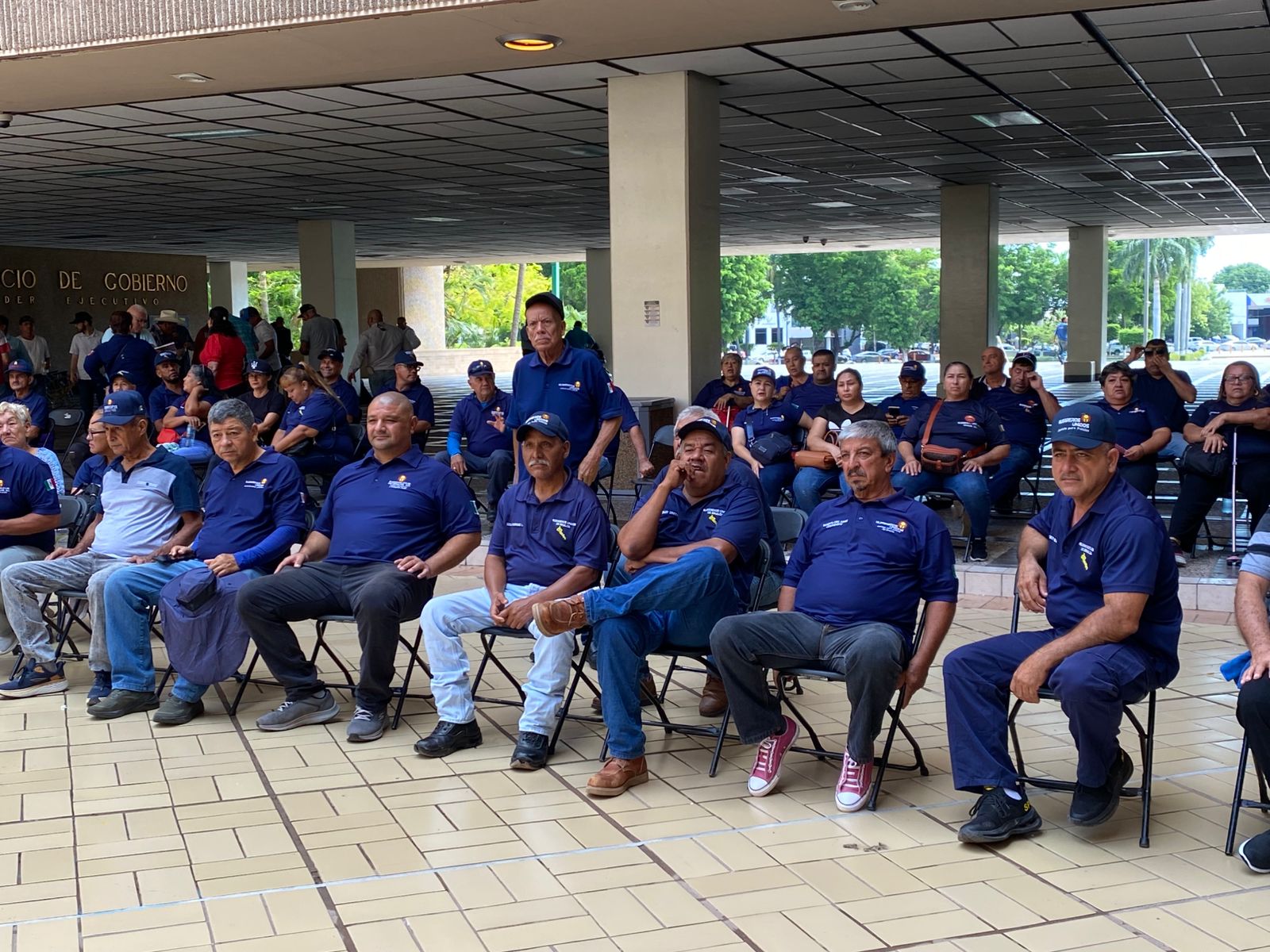 Guerreros Azules se manifiesta en Palacio de Gobierno