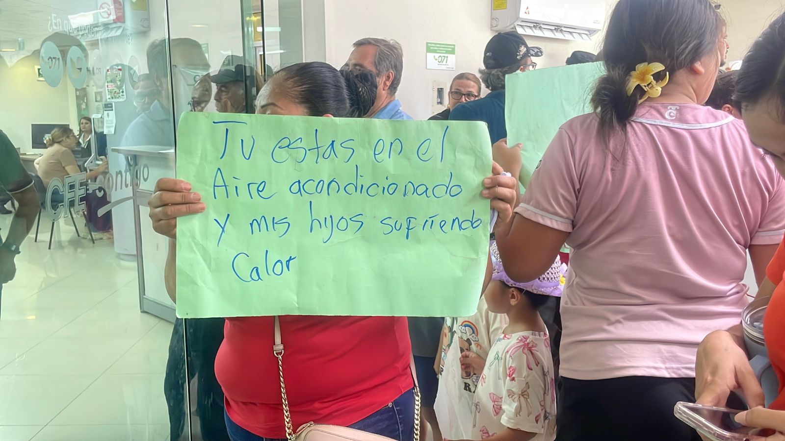 Habitantes de Tepuche y Jesús María protestan en CFE tras 21 días sin luz
