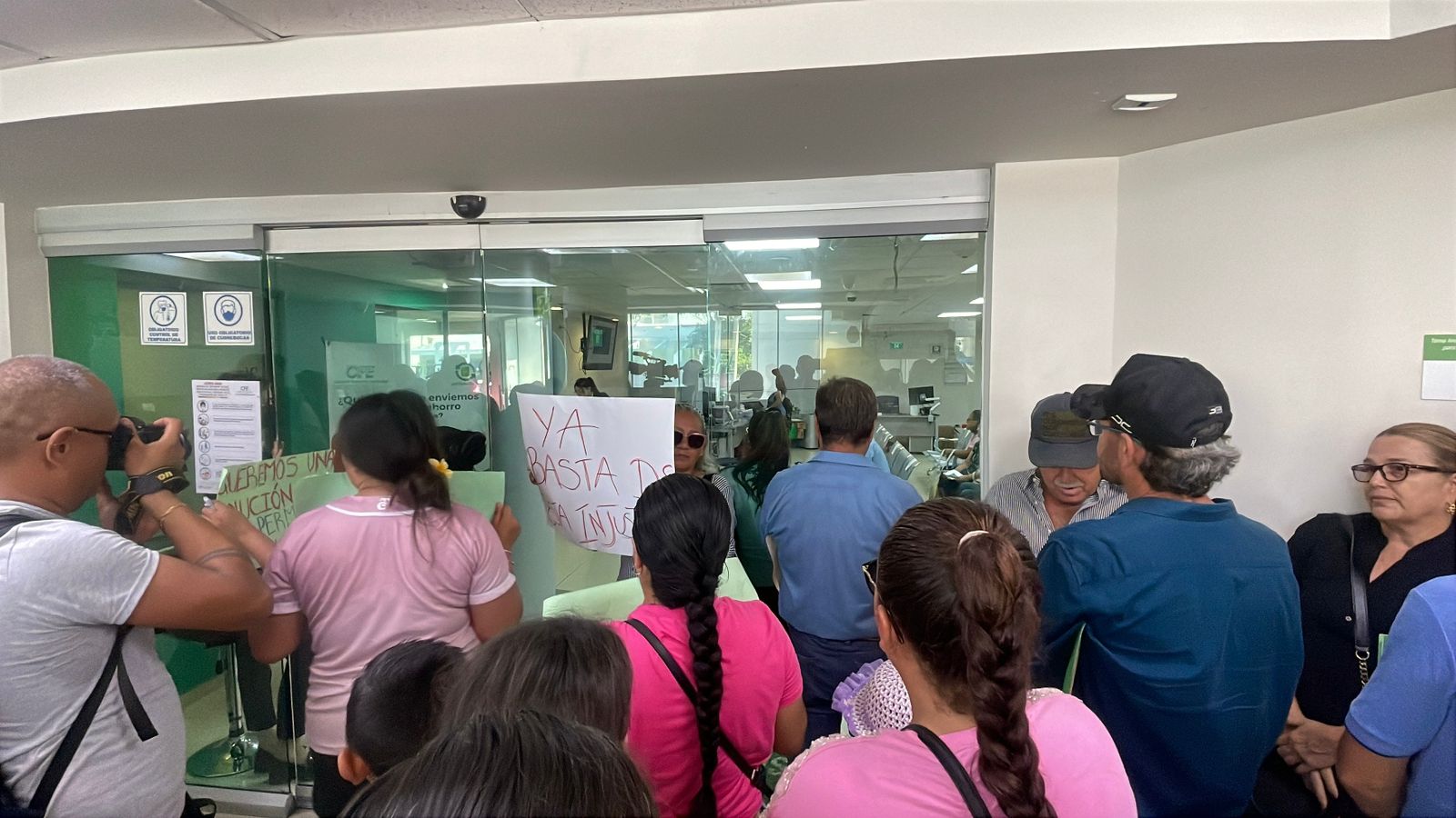 Habitantes de Tepuche y Jesús María protestan en CFE tras 21 días sin luz