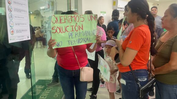 “¡Ya basta!”: Habitantes de Tepuche y Jesús María protestan en CFE tras 21 días sin luz
