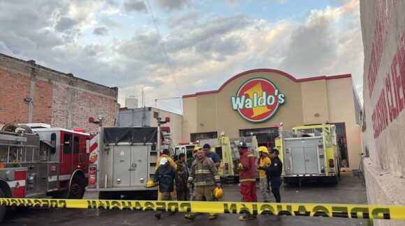 Incendio consume tienda de conveniencia en el centro de El Rosario