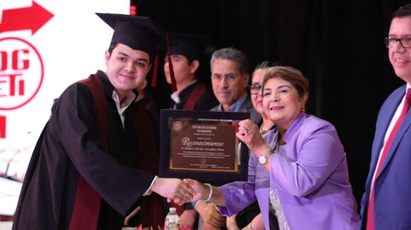 ‘Guasave necesita jóvenes como ustedes’: Alcaldesa clausura acto de graduación de CETIS 108