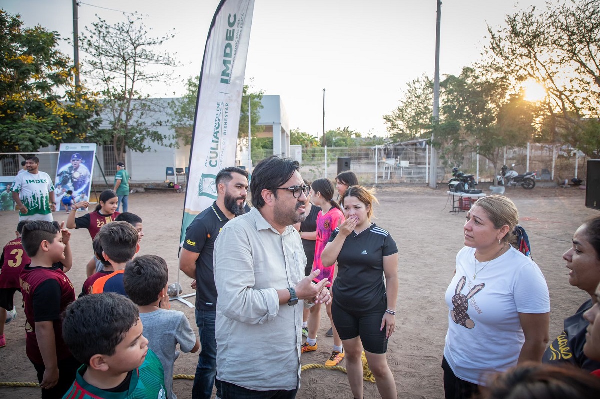 Juan de Dios Gámez entrega apoyos deportivos en Culiacán