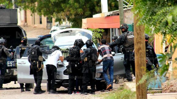 Les aseguran armas, chalecos tácticos y un vehículo a los 5 detenidos en Aguaruto