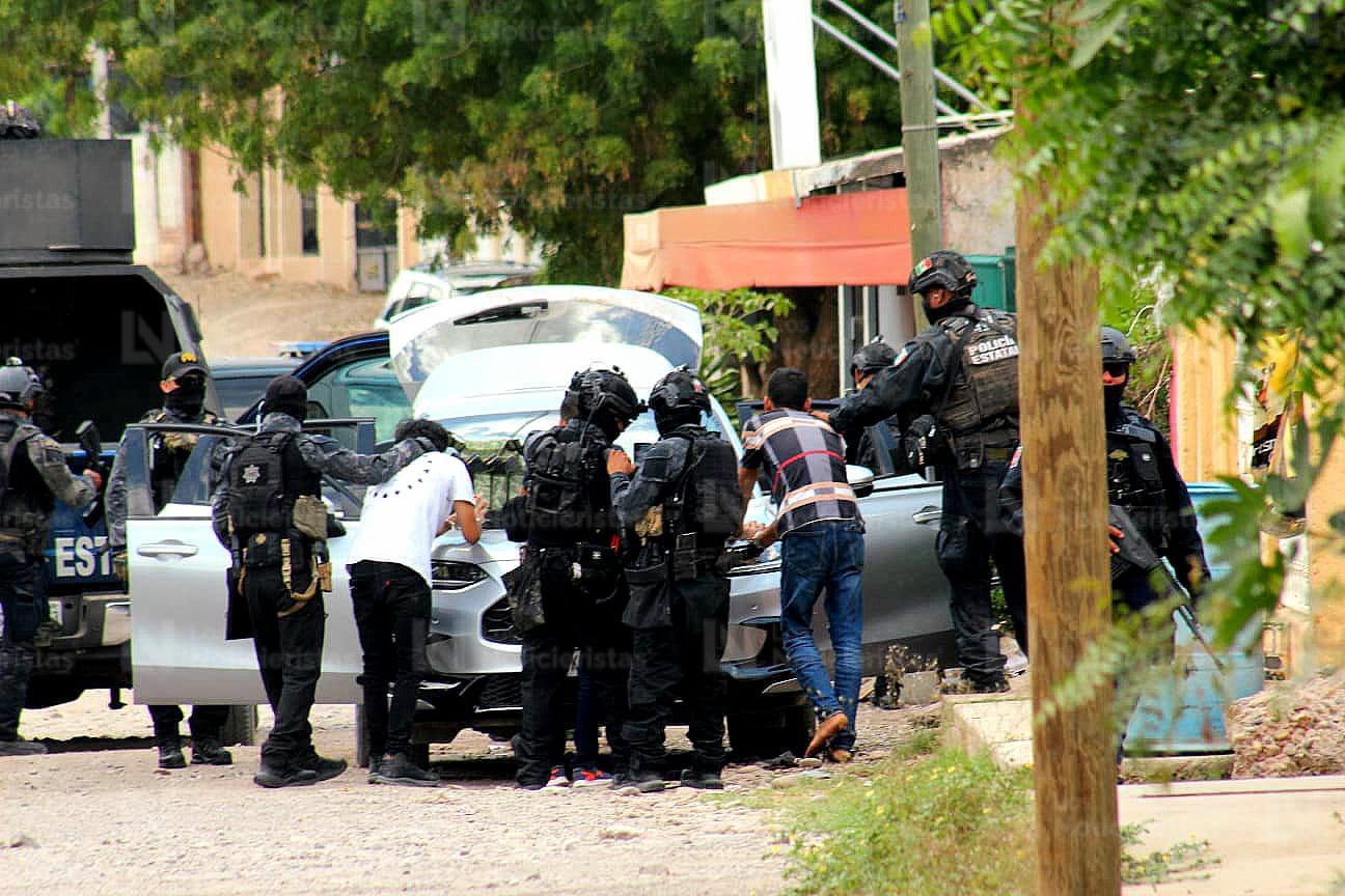 Les aseguran armas, chalecos tácticos y un vehículo a los 5 detenidos en Aguaruto