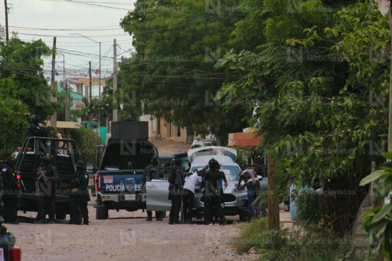 Les aseguran armas, chalecos tácticos y un vehículo a los 5 detenidos en Aguaruto