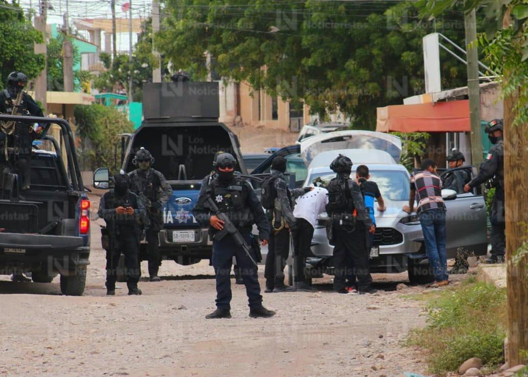 Les aseguran armas, chalecos tácticos y un vehículo a los 5 detenidos en Aguaruto