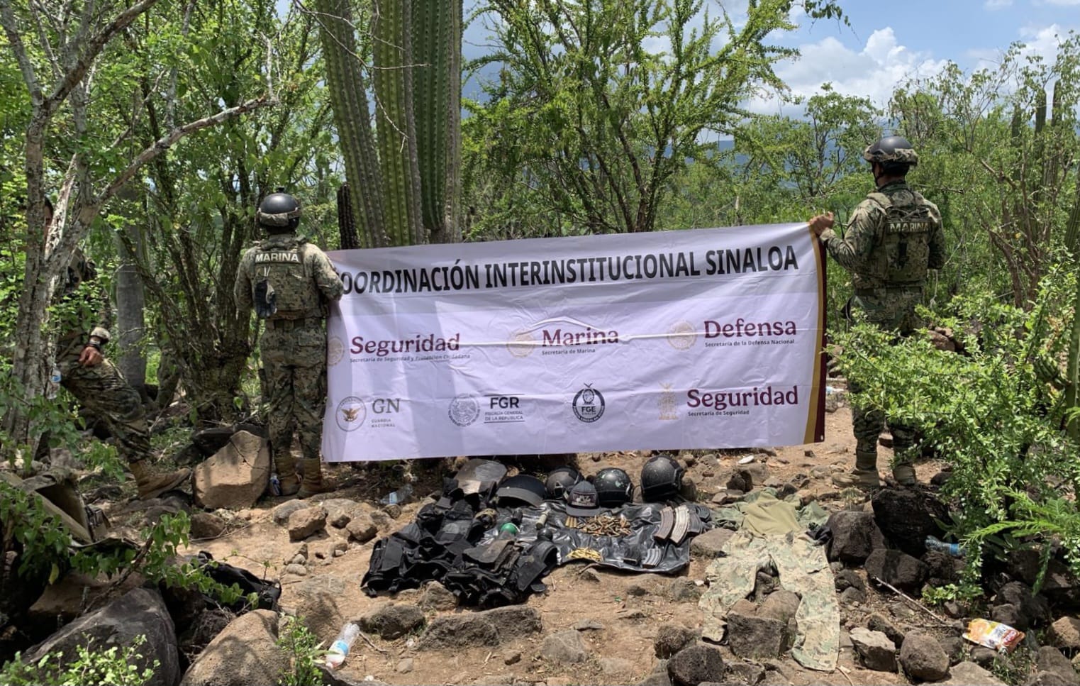 Elementos de la marina aseguran campamentos y armamento en Elota