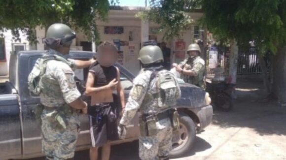 Militares aseguran a un civil con más de 100 dosis de mariguana y una moto, en Navolato