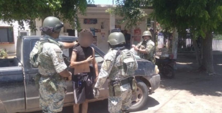 Militares aseguran a un civil con más de 100 dosis de marihuana y una moto, en Navolato
