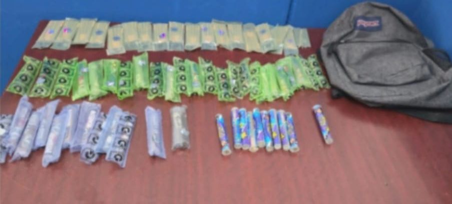 Militares aseguran a un civil con más de 100 dosis de marihuana y una moto, en Navolato