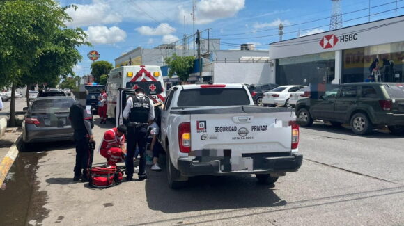 Mujer resulta lesionada al ser atropellada por una pick up, en el centro de Guasave