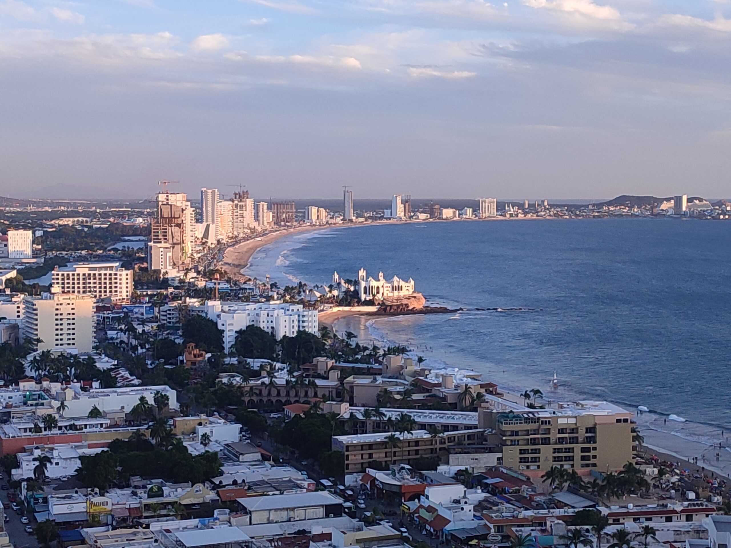 Playas de Mazatlán en periodo vacacional
