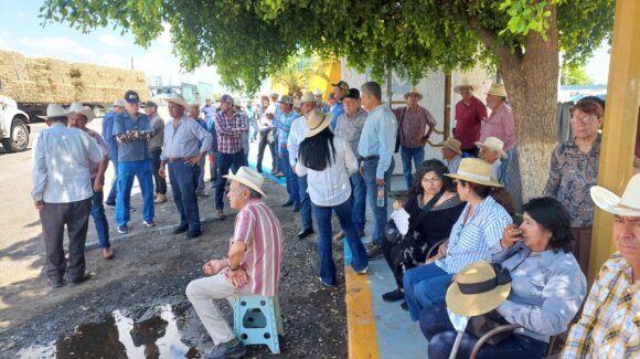 Productores se manifiestan en la caseta Las Brisas, en Alhuey, Angostura
