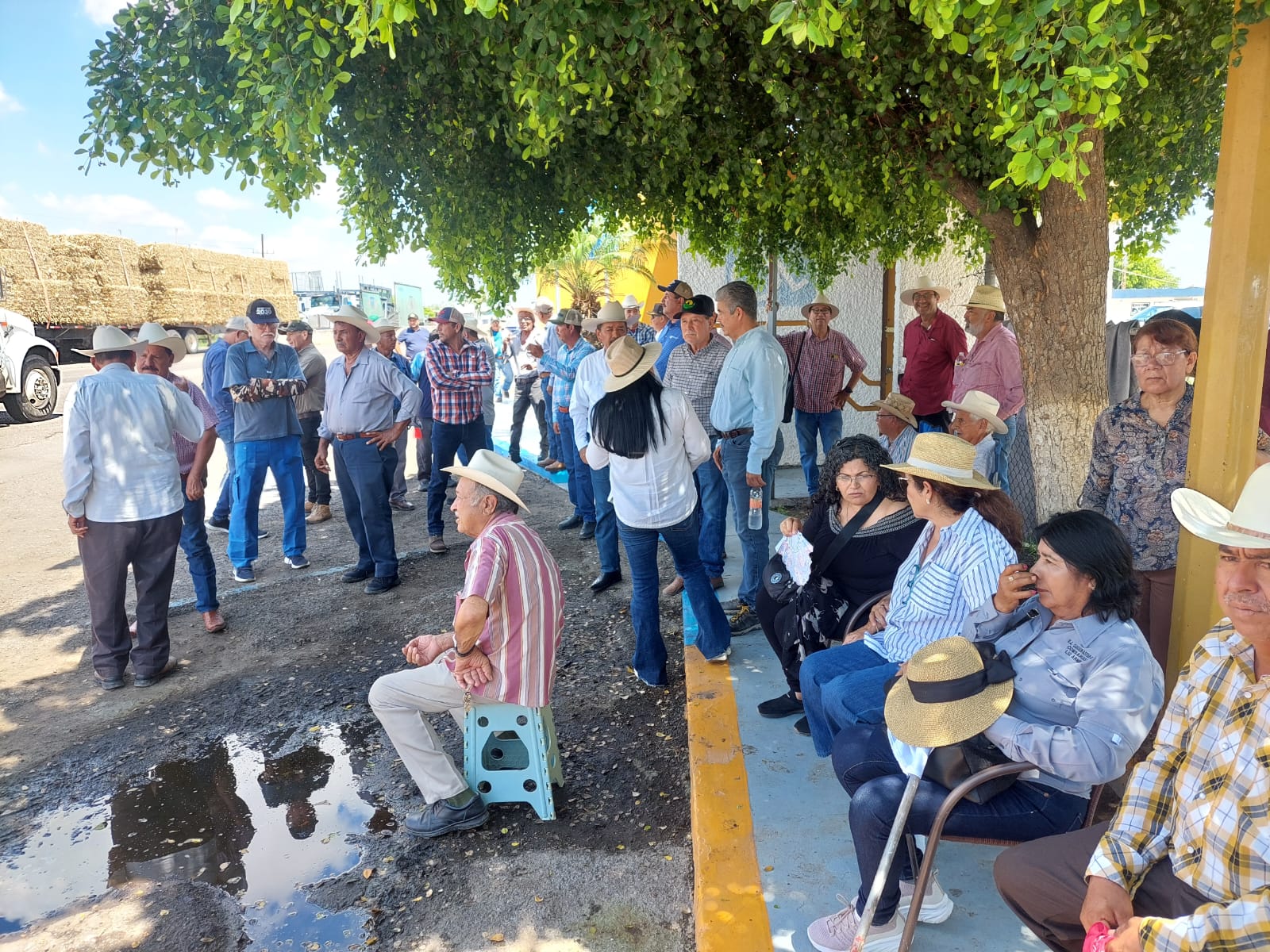 Productores se manifiestan en la caseta Las Brisas, en Alhuey, Angostura