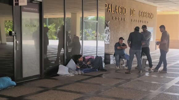 Productores sinaloenses “duermen” en Palacio de Gobierno, exigen el pago de apoyos al maíz