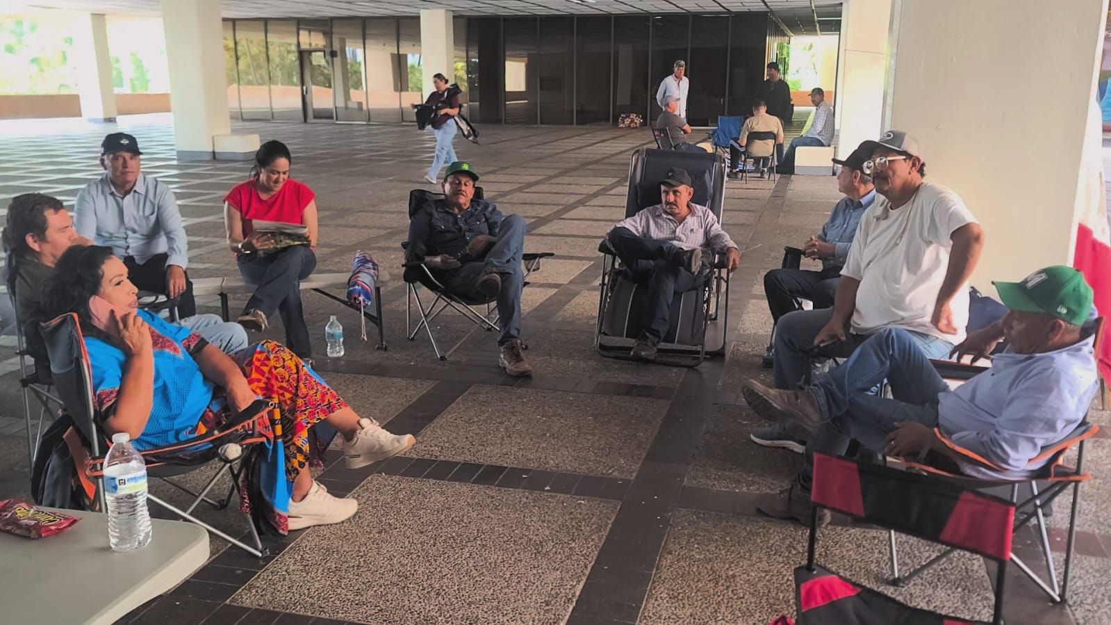 Productores sinaloenses duermen en Palacio de Gobierno, exigen el pago de apoyos al maíz