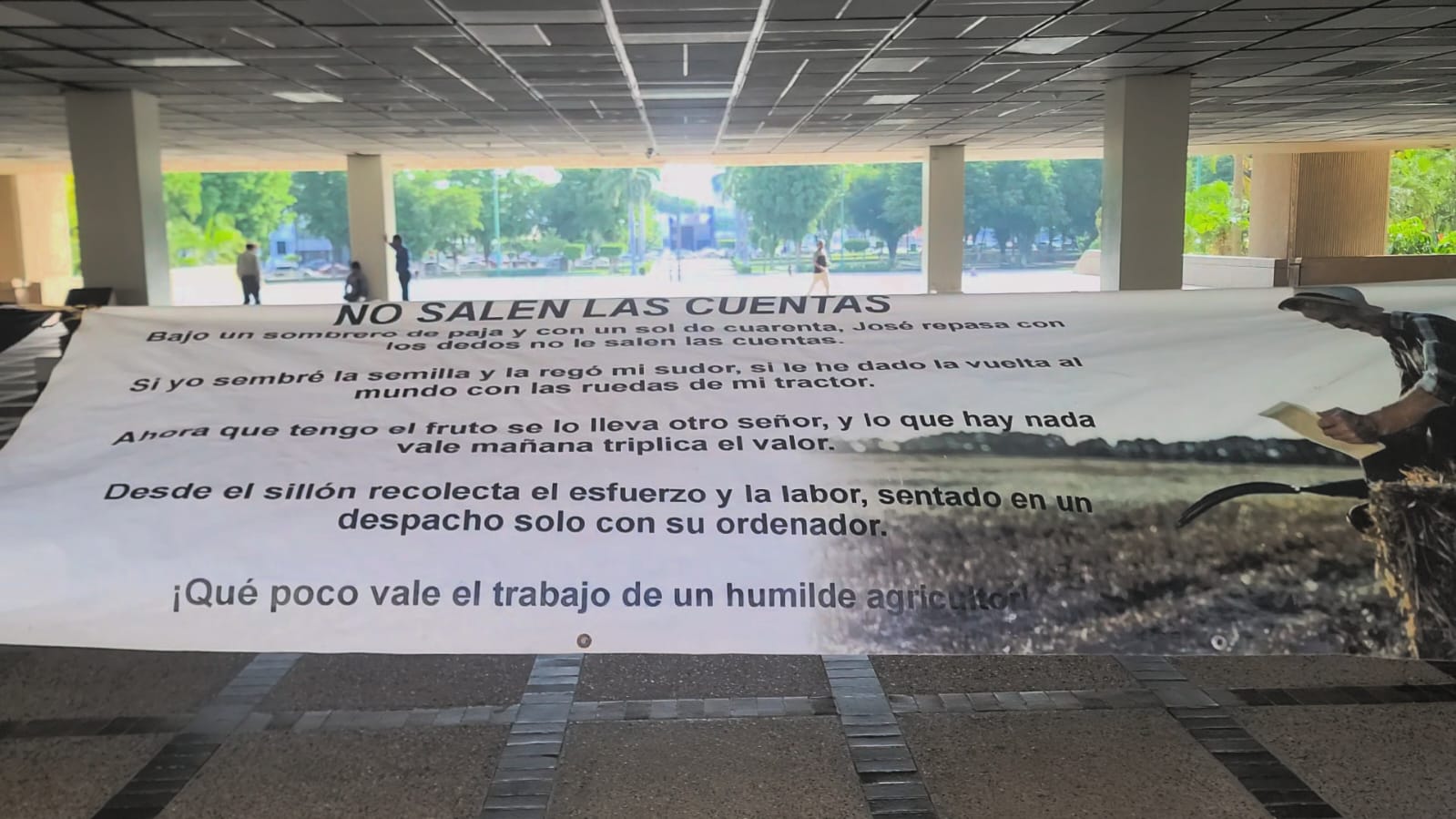 Productores sinaloenses duermen en Palacio de Gobierno, exigen el pago de apoyos al maíz