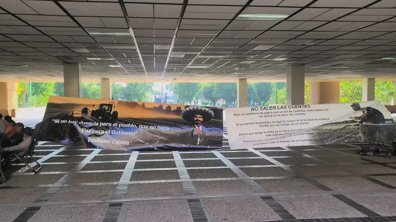 Productores sinaloenses duermen en Palacio de Gobierno, exigen el pago de apoyos al maíz