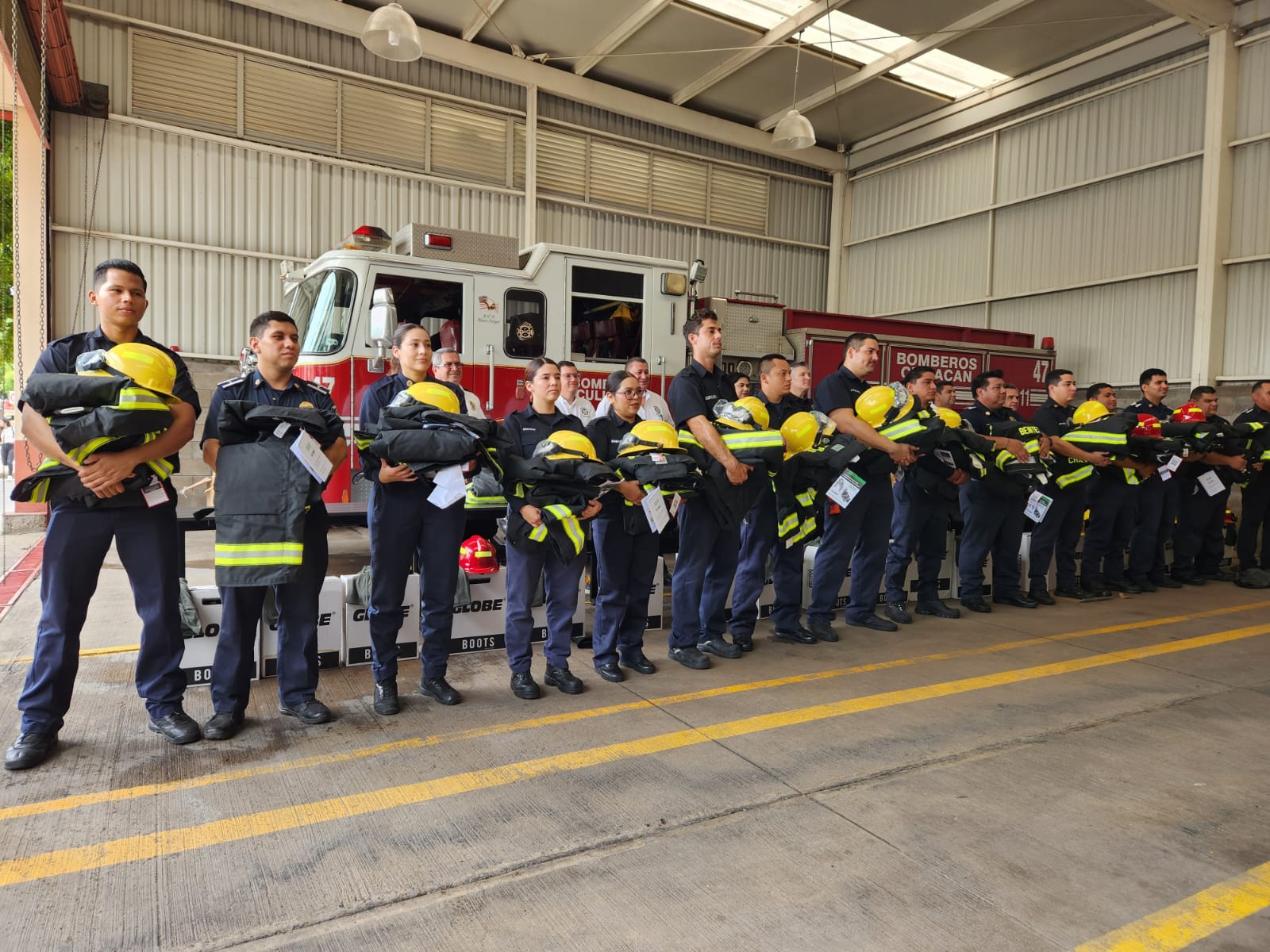 Reciben 20 bomberos de Culiacán equipo nuevo para mejorar su labor