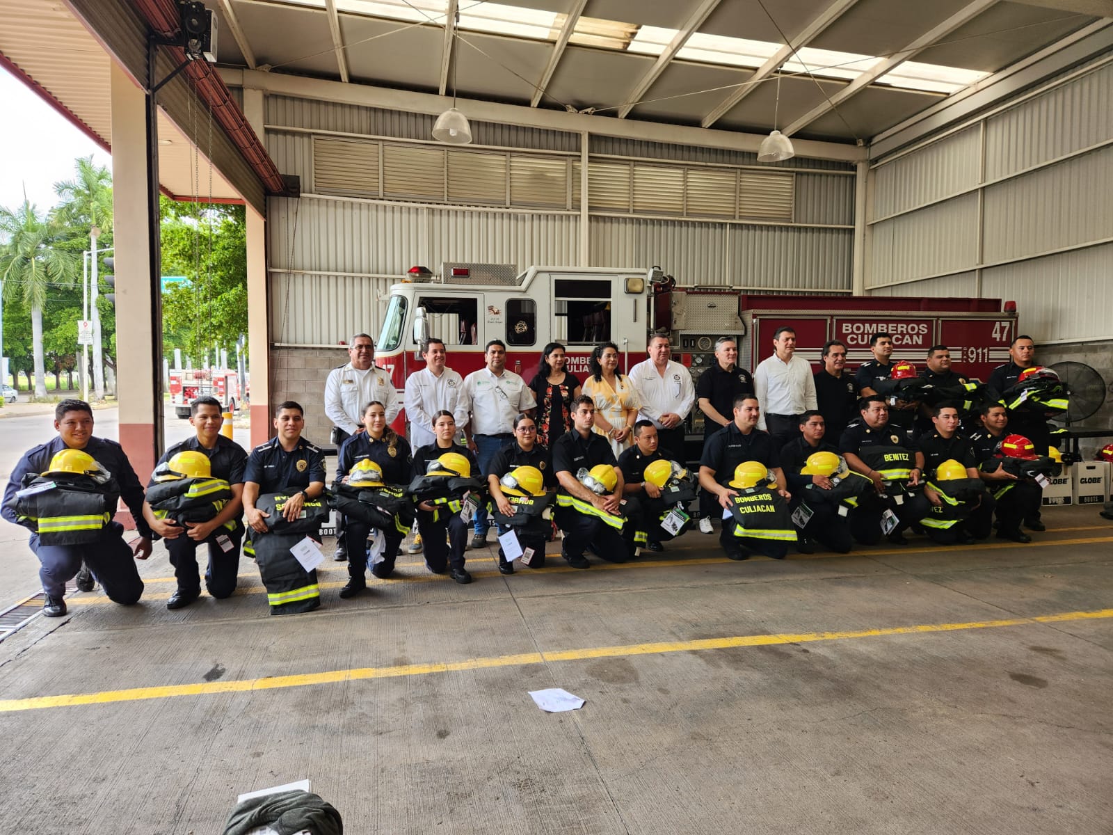Reciben 20 bomberos de Culiacán equipo nuevo para mejorar su labor