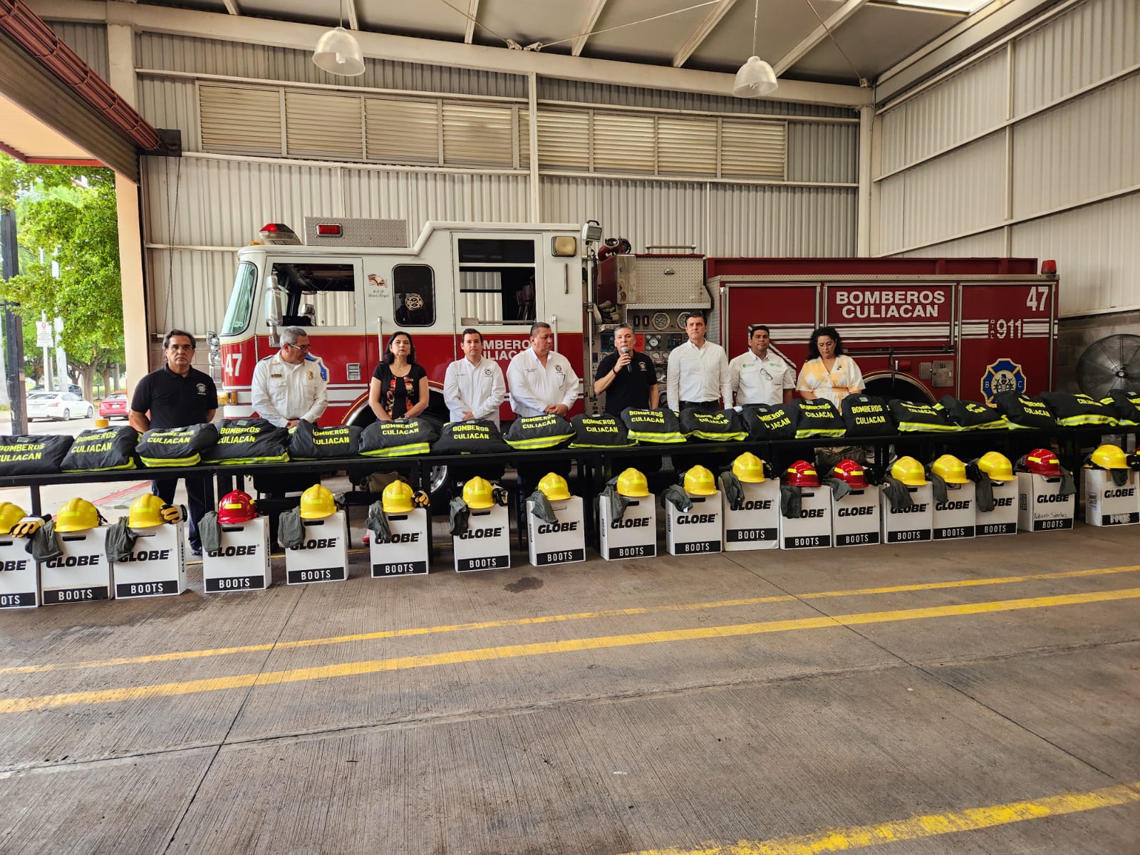 Reciben 20 bomberos de Culiacán equipo nuevo para mejorar su labor