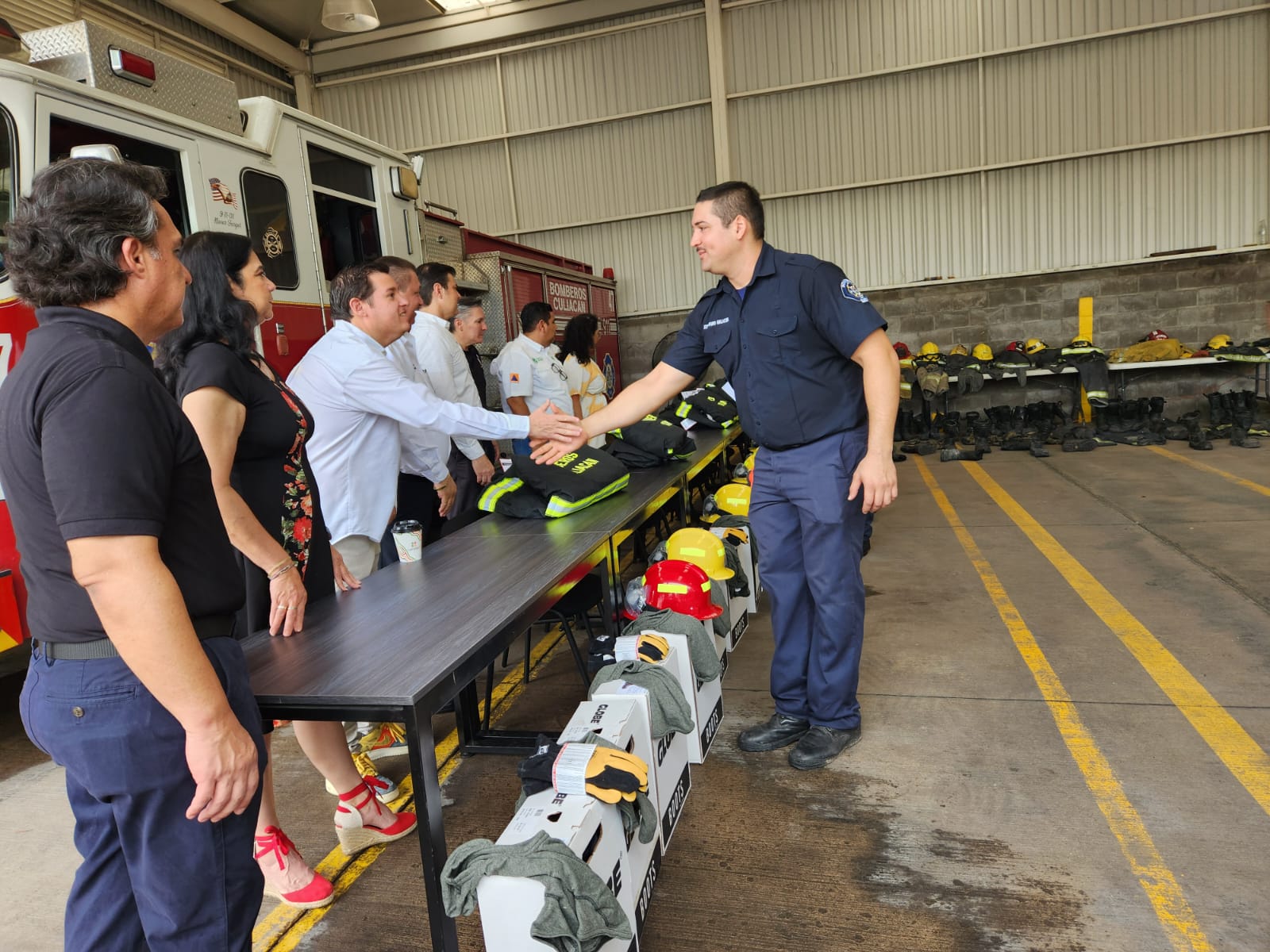 Reciben 20 bomberos de Culiacán equipo nuevo para mejorar su labor