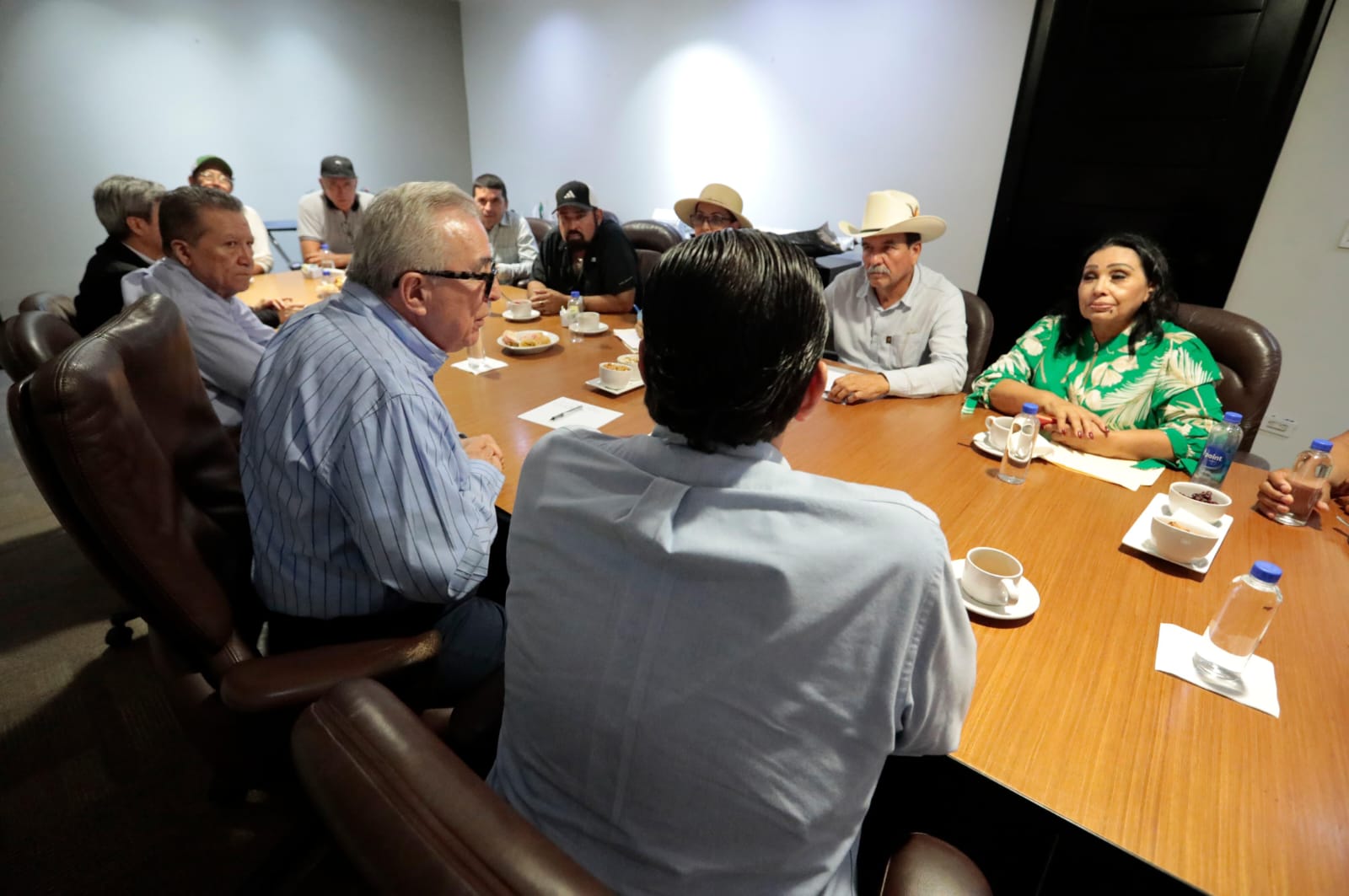 Reunión del gobernador Rocha con productores