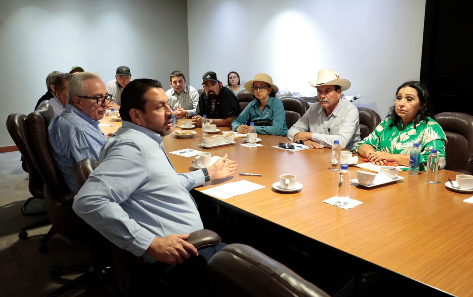 Reunión del gobernador Rocha con productores