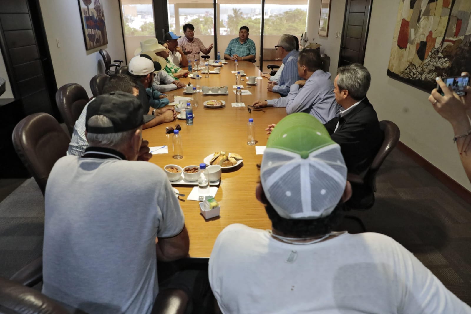 Reunión del gobernador Rocha con productores