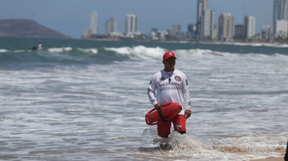 Salvan a tres personas de ahogarse en playas de Mazatlán