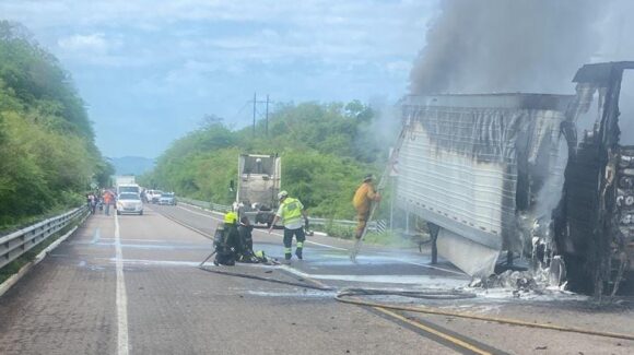 Se incendia tráiler en la autopista Durango-Mazatlán; no se reportan lesionados