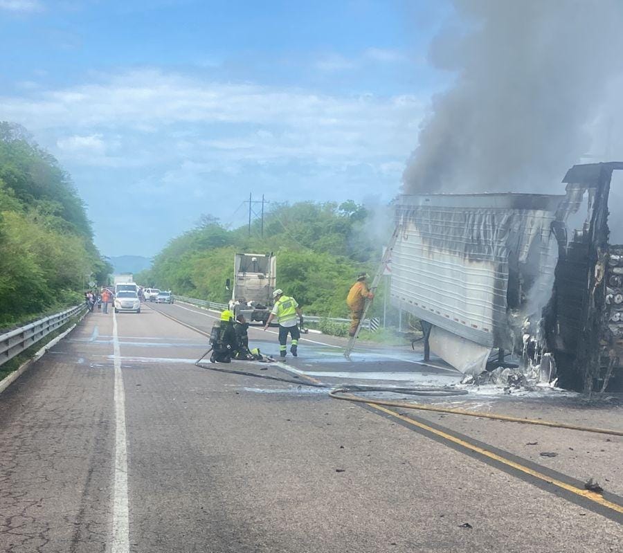 Se incendia tráiler en la autopista Durango-Mazatlán; no se reportan lesionados